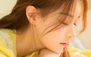黄色美女头像图片_12