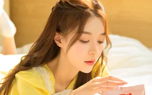 黄色美女头像图片_13