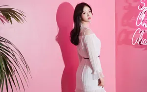 韩系粉色短裙美女图片壁纸_9
