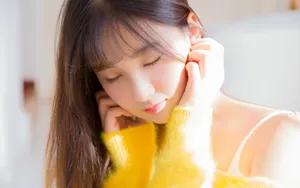 黄色毛衣性感美女图片_3