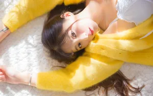 黄色毛衣性感美女图片_4