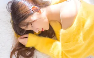 黄色毛衣性感美女图片_7