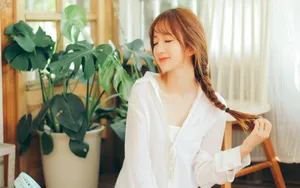 皮肤白皙的迷人小美女图片_2