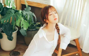 皮肤白皙的迷人小美女图片_4