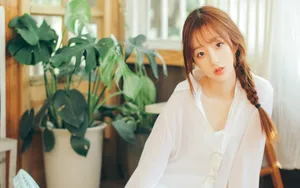 皮肤白皙的迷人小美女图片_5