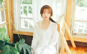 皮肤白皙的迷人小美女图片_6