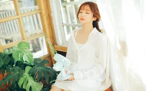 皮肤白皙的迷人小美女图片_7