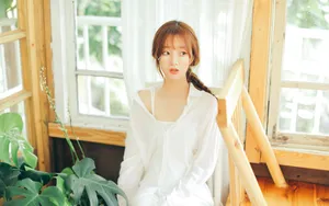 皮肤白皙的迷人小美女图片_8