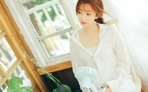皮肤白皙的迷人小美女图片_10