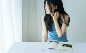 皮肤白皙吊带性感美女图片_2