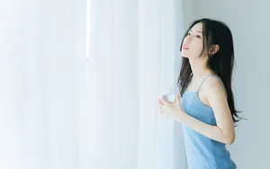 皮肤白皙吊带性感美女图片_3