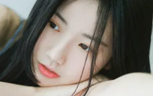 皮肤白皙吊带性感美女图片_4