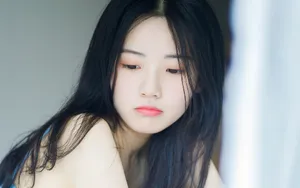 皮肤白皙吊带性感美女图片_5