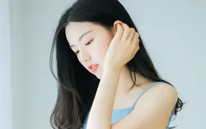 皮肤白皙吊带性感美女图片_6