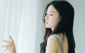 皮肤白皙吊带性感美女图片_7