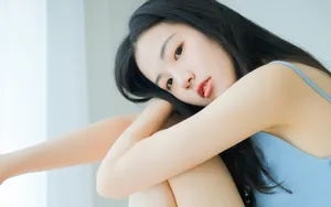 皮肤白皙吊带性感美女图片_8