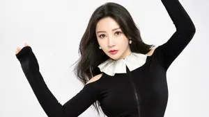 柳岩甜美黑色紧身衣写真图片_4