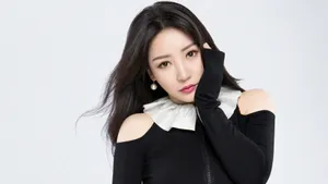 柳岩甜美黑色紧身衣写真图片_5