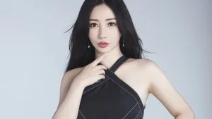 柳岩露肩写真桌面壁纸_7