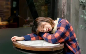 短发美女生活照图片_4