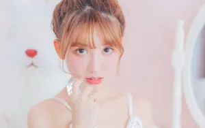 白嫩露背吊带美女图片