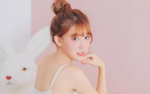 白嫩露背吊带美女图片_2