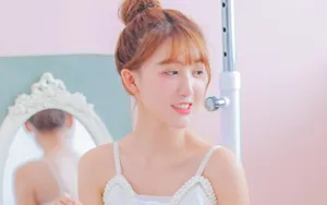 白嫩露背吊带美女图片_3