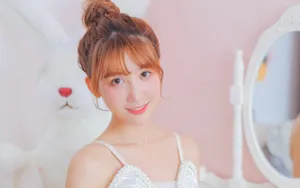 白嫩露背吊带美女图片_4