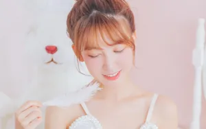 白嫩露背吊带美女图片_5