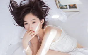 美女吊带私房写真图片_3