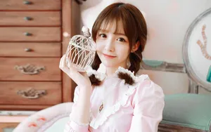 粉色唯美清纯美女图片壁纸_5