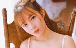 诱惑粉红吊带美女写真图片