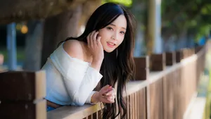 香肩长发美女图片壁纸