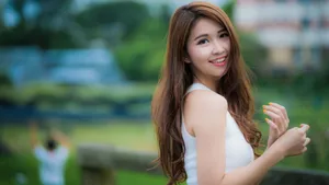 香肩长发美女图片壁纸_2