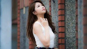 香肩长发美女图片壁纸_3