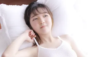白嫩吊带小美女性感图片