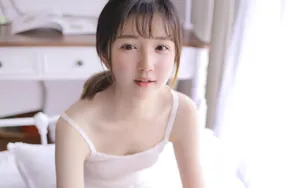 白嫩吊带小美女性感图片_3