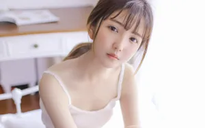 白嫩吊带小美女性感图片_4