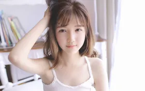 白嫩吊带小美女性感图片_5
