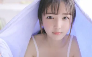 白嫩吊带小美女性感图片_8