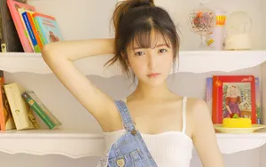吊带清纯女生图片