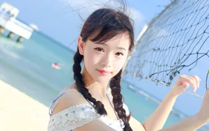 清新吊带美女海边写真图片