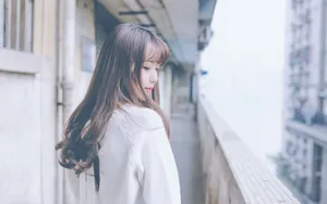 长相甜美美女户外写真图片