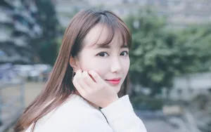 长相甜美美女户外写真图片_2