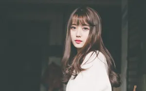 长相甜美美女户外写真图片_3