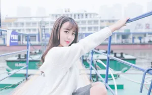 长相甜美美女户外写真图片_5