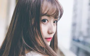 长相甜美美女户外写真图片_6