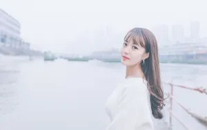长相甜美美女户外写真图片_7
