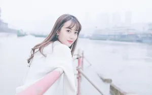 长相甜美美女户外写真图片_8