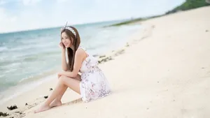 海边沙堆美女写真图片壁纸_2